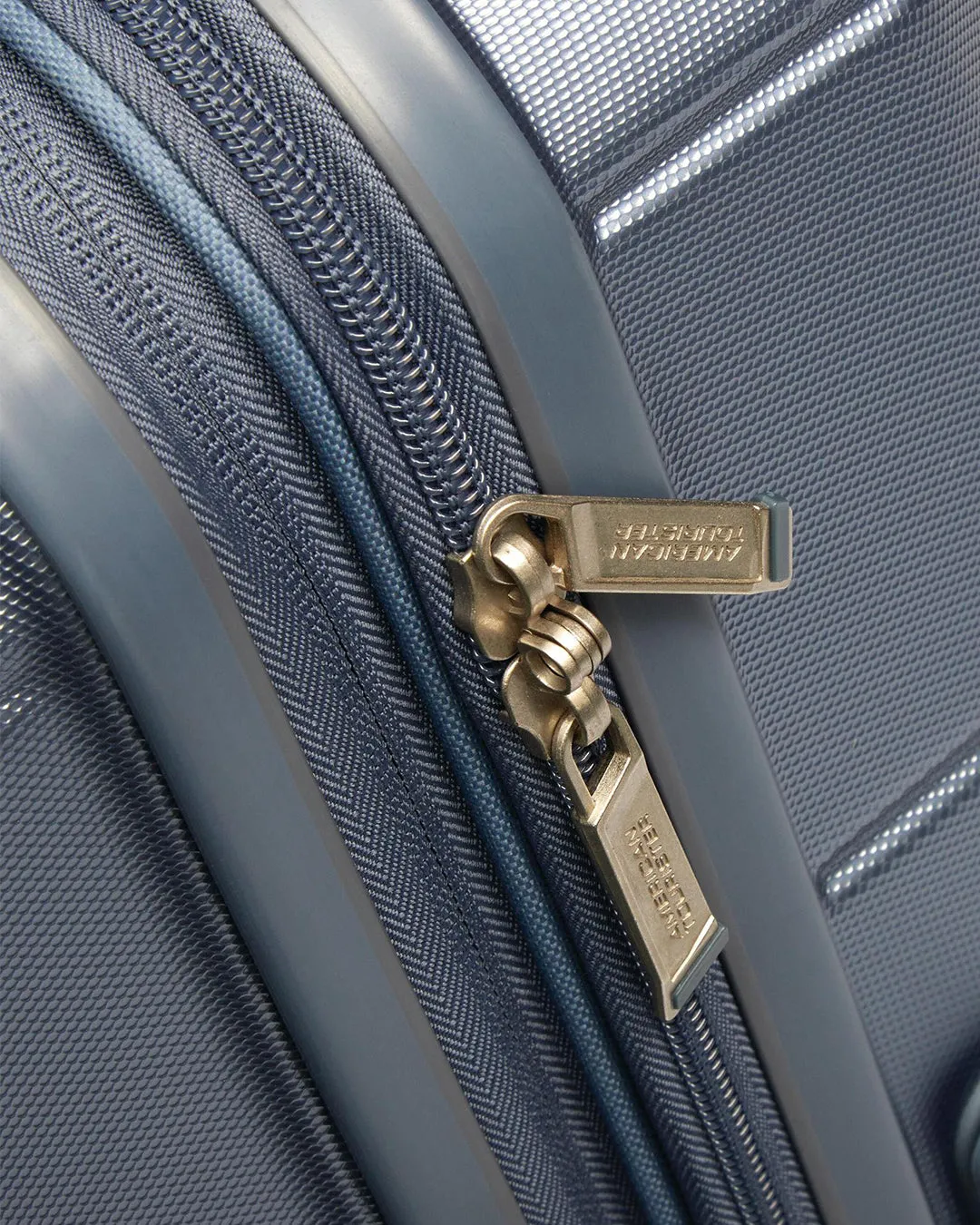 American Tourister Stratum 2.0 Spinner (MEDIUM)