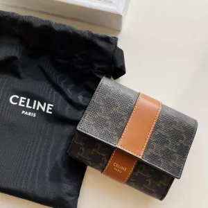 CELINE Small Trifold Wallet in Triomphe canvas and lambskin - Tan | CELINE TRIOMPHE帆布及羊皮小型三摺銀包 - 黃褐色